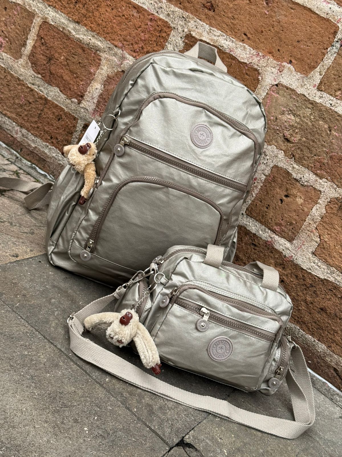 Combo Grande Predesting – Morral + Bolso Manos Libres Metalizado